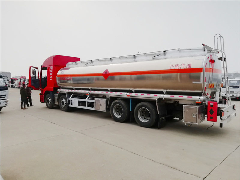 上汽紅巖29.7方前四后八鋁合金運油車，20噸運油車