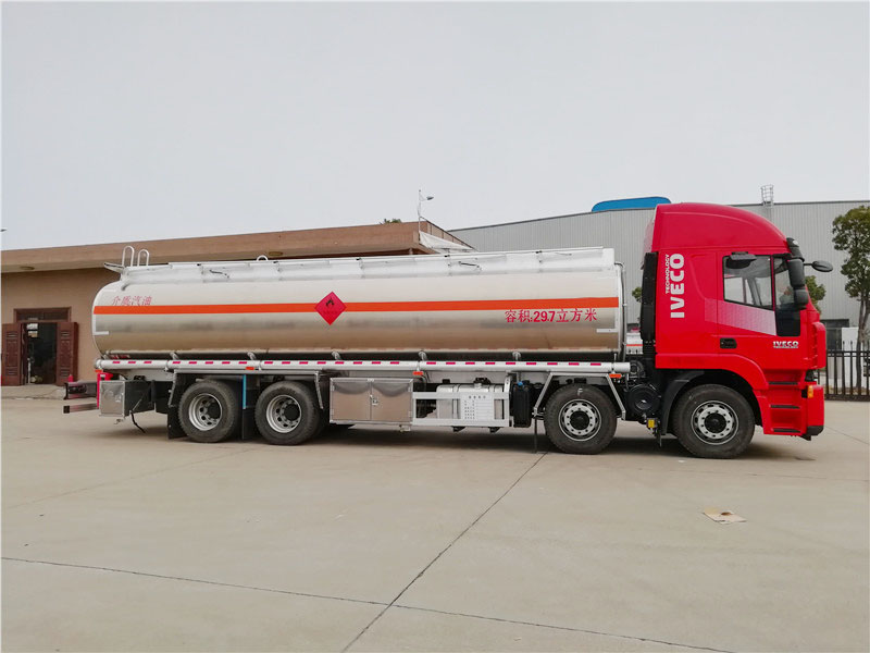 上汽紅巖29.7方前四后八鋁合金運油車，20噸運油車